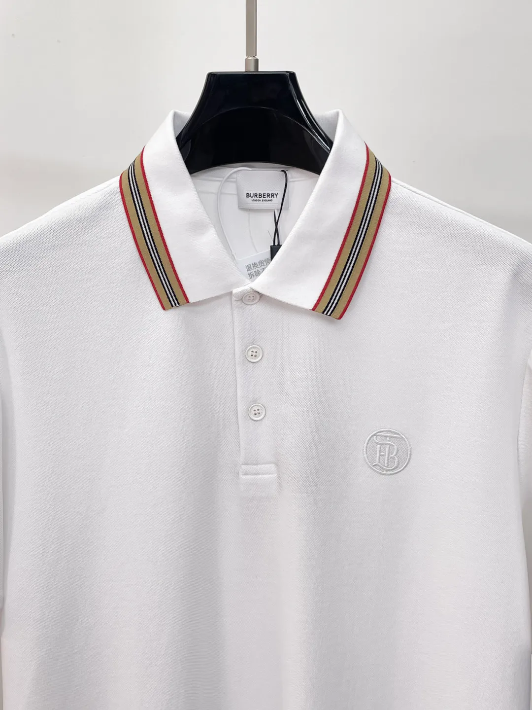 BURBERRY New Arrival Polo shirt, complete with three labels, original fabric, original customized accessories, official Same Style, using 210 grams of pure cotton pique fabric, customized same-tank dyed fabric, very comfortable and smooth to the touch, very wide and stylish, produced by a first-line brand on behalf of Factory, imported Behringer embroidery machine, embroidery is full and textured, imported Kangli direct-injection machine, printing is clear and textured, the collar rib is woven with imported yarn It will not lose shape after being worn for a long time. It is the most New Arrival style in spring and summer. It is fashionable and individual. It is super Versatile and looks good. It is very suitable for both men and women. It is a must-have for everyone. Size: S-XXL